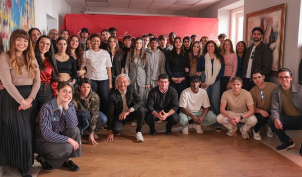 Estudiantes de la Escuela Europea de Economía con Elio D'Anna, fundador y presidente, cuya visión sigue inspirando a una nueva generación de líderes mundiales.