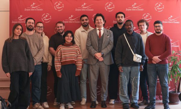 Il Prof. Alessandro Belluzzo e gli studenti dell'ESE di Londra