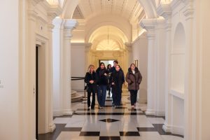 Studenti ESE attraversano un imponente corridoio neoclassico a Londra.