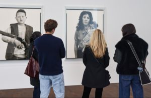 Studenti osservano le fotografie di Richard Avedon alla galleria Gagosian.