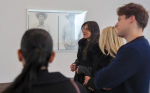 Studenti ESE discutono di fotografia contemporanea durante una visita in galleria.