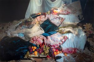 Opera surrealista che combina tessuti, frutta, carne e figure umane.