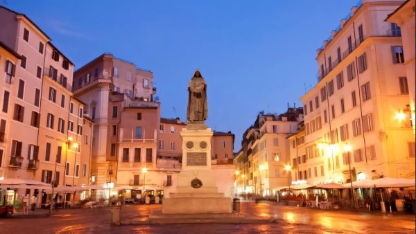 La Statua di Pasquino in una piazza del centro di Roma al tramonto, simbolo storico di libertà di espressione e pensiero critico.