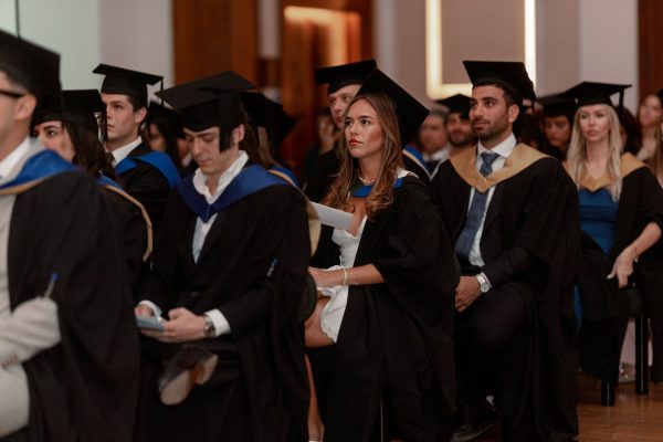 I laureati della Classe 2026 assistono al corteo accademico al Town Hall by Bottaccio — Cerimonia di Laurea della European School of Economics, Londra, 4 luglio 2026.