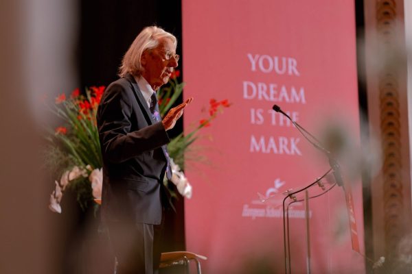 Elio D'Anna, Presidente e Fondatore della ESE, si rivolge alla classe di laureandi sotto il tema della cerimonia, 