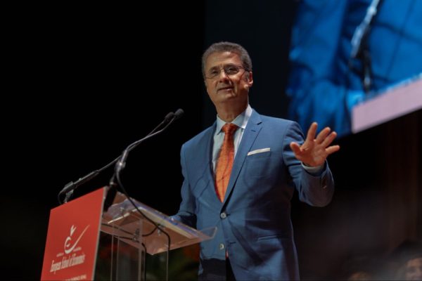 Il Prof. Ralph Chami tiene il discorso principale dopo aver ricevuto il premio Vision and Reality Award 2026 — Cerimonia di Laurea ESE, Town Hall by Bottaccio, 4 luglio 2026.