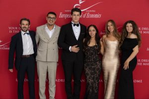 I laureati della Classe 2026 festeggiano sul tappeto rosso al Gala del 30° Anniversario della ESE.